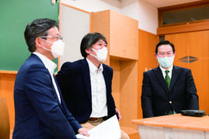 左から茂木さん、清水さん、岡村先生。皆さんパパプロについて笑顔でお話しいただきました。