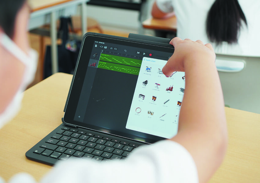 聖学院小学校の児童がクラブ活動において、iPadのアプリで作曲にチャレンジしました。