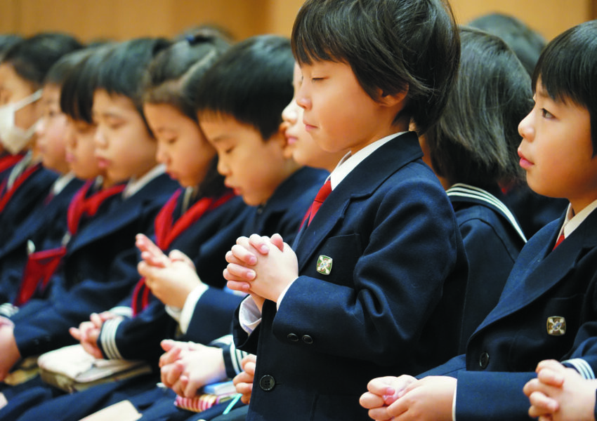 毎朝の礼拝でお祈りをする子どもたち。（2020年2月に撮影） 