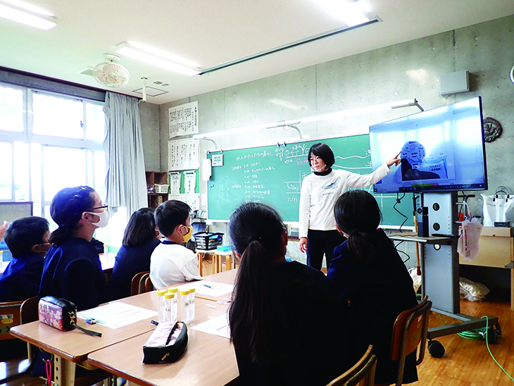 島の小学校で環境教育を行う池田さん。みんな熱心に話を聞いています。
