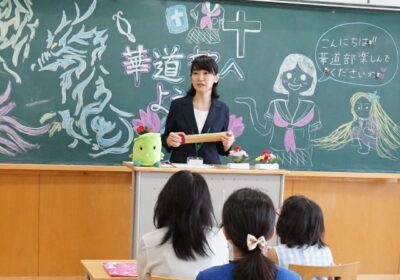 在学中に華道部に所属していた小島先生は、現在は華道部の顧問。