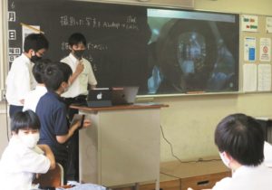 聖学院中学校の理科の授業。360度カメラ(RICOH THETA)を使ったグループワーク。