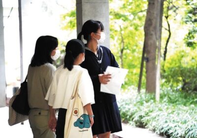 校内見学を担当するお手伝いしたい隊の生徒