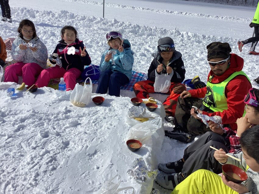 雪のテーブルで温かい豚汁をいただきます