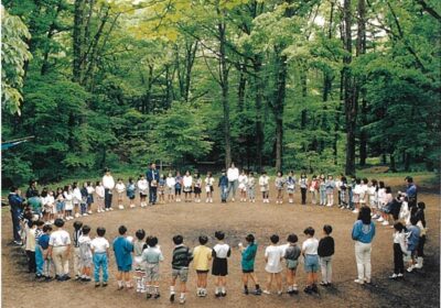 2年生の宿泊行事「森の学校」は、かつては軽井沢セミナーハウスで行われていました。
