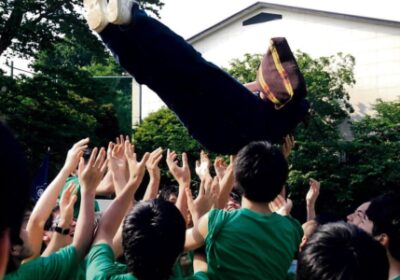 体育祭で優勝して胴上げされる生田先生。