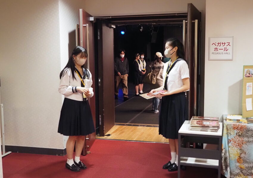 他の劇団の公演の手伝いをする女子聖学院中高の演劇部生徒