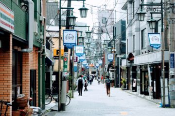 JR駒込駅東口さつき通り商店街に「創立120周年フラッグ」が設置されました