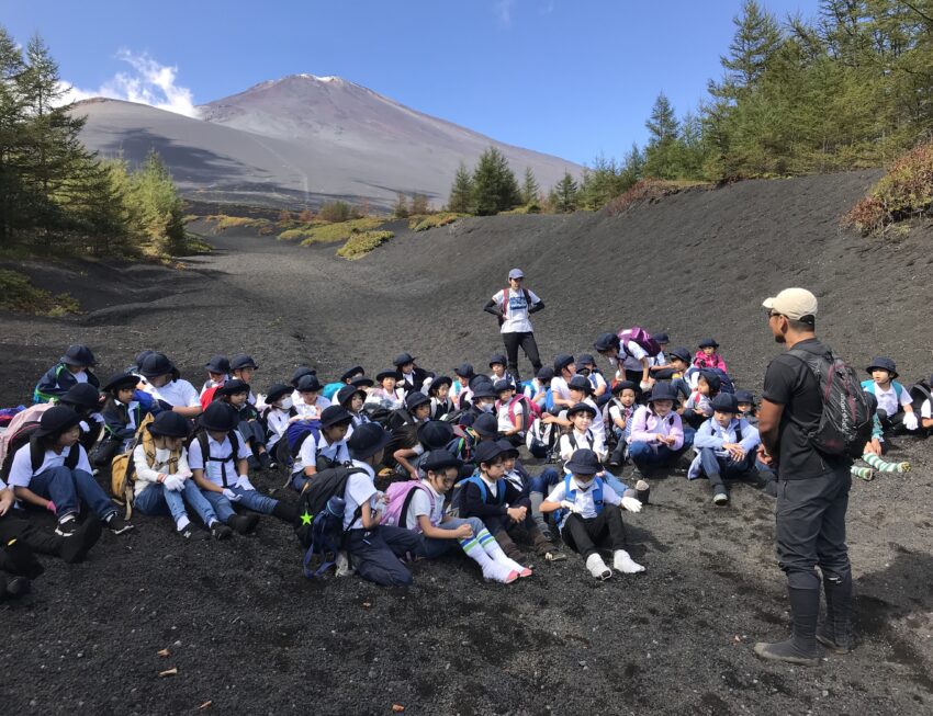 雪をかぶった富士山をバックに、このあと2年生は五合目まで砂走を一気に駆け下ります